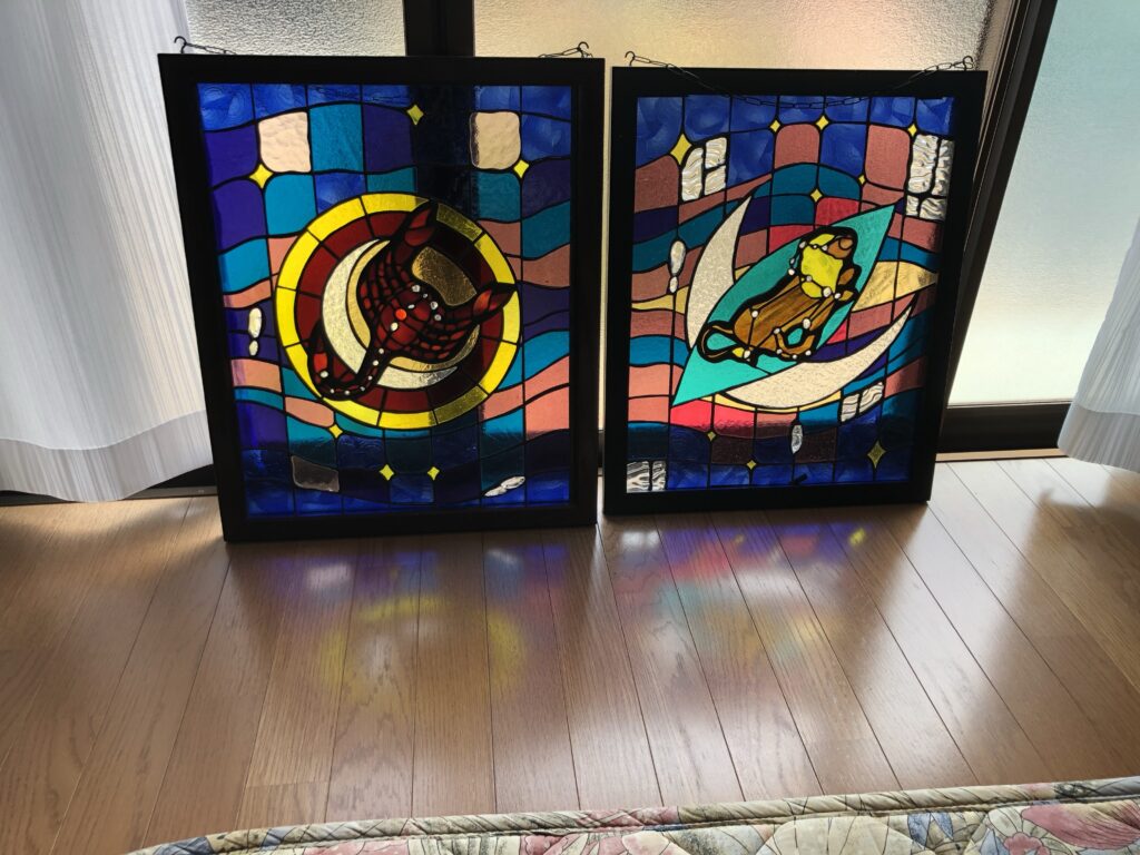 古いおうちのトイレに飾っていたステンドグラス